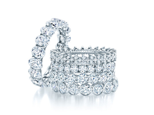 Eternityringe: Diamanten besetzte Ringschiene