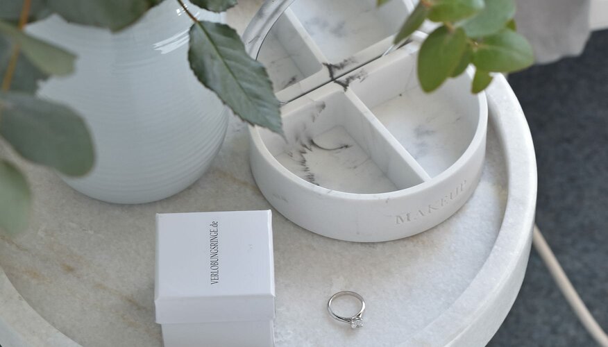 verlobungsringe juwelier showroom tischchen