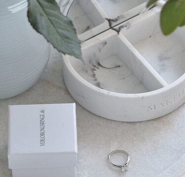 verlobungsring juwelier showroom tisch
