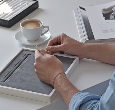 verlobungsring juwelier showroom tisch