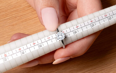 Ringgröße ermitteln, messen, bestimmen – hier mit dem Ringmaßstab beim Juwelier