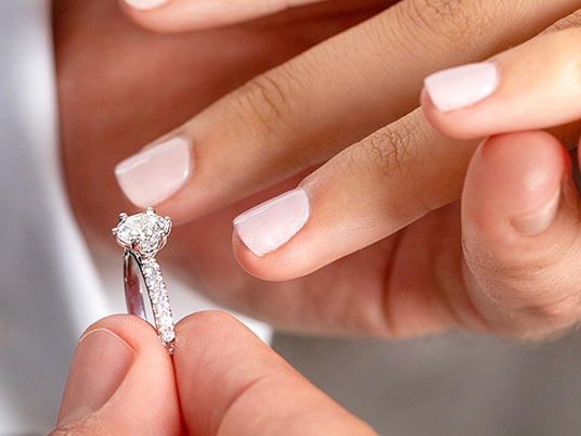 Verlobungsring: Welche Hand ist die richtige?
