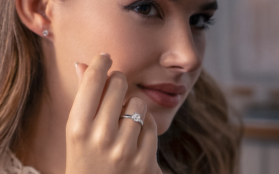 Der klassische Verlobungsring mit einem einzelnen Diamanten