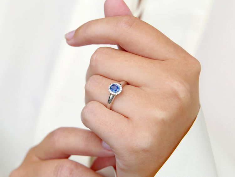 Verlobungsringe: Saphir Ring Windsor aus Weißgold nach dem Antrag getragen