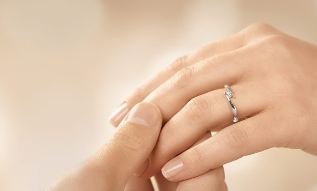 Verlobungsringe Silber – günstige Silberringe zum Antrag: Modell Twist Petite