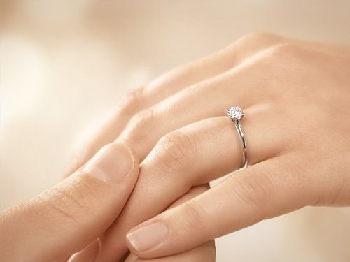 Verlobungsring Delight mit 0,50 ct Diamant an der Hand getragen