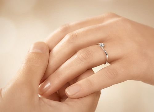 Verlobungsring Modell Devotion mit Diamant an der Hand getragen