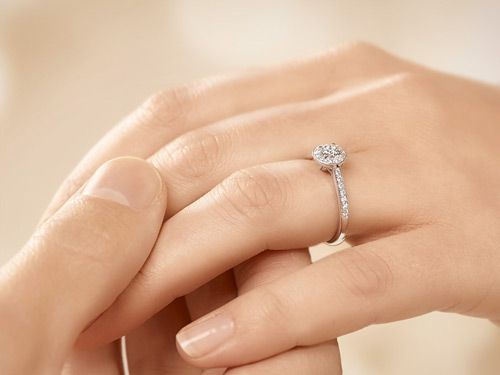 Prachtvoller Ring mit Diamanten an der Hand getragen