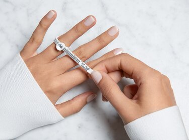 Größe des Rings mit Ringmaßband bestimmen