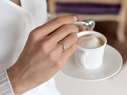 Verlobungsring Twist Petite in 14K Gelbgold mit Diamant 0,09ct G/SI