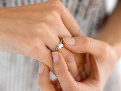 Verlobungsring Classic 6 in 9K Weißgold mit Labordiamant 0,50ct E/VS