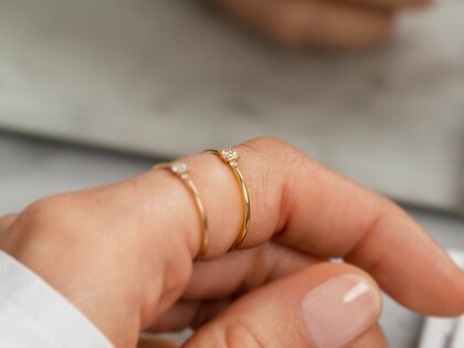 Verlobungsring Vivid Petite Emerald Cut in Gelbgold