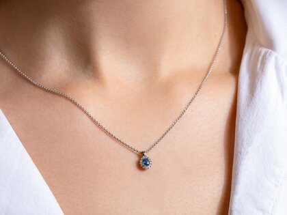 Anhänger Jolie in 14K Weißgold mit Saphir 0,25ct und Diamanten 0,07ct