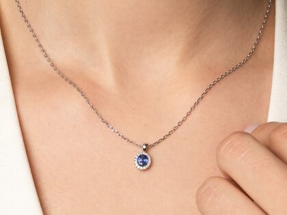 Anhänger Windsor in 14K Weißgold mit Saphir 0,60ct und Diamanten 0,12ct