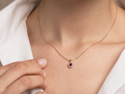 Anhänger Windsor in 18K Gelbgold mit Rubin 0,60ct und Diamanten 0,12ct