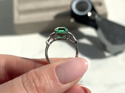Verlobungsring Aureline in 9K Weißgold mit Grüner Turmalin 3,00ct und natürliche Diamanten 0,48ct