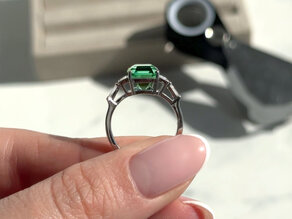 Verlobungsring Aureline in 9K Weißgold mit Grüner Turmalin 3,00ct und natürliche Diamanten 0,48ct