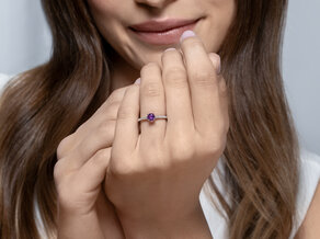 Geburtsstein-Ring Pure Colour Mai in 9K Weißgold mit Smaragd 0,50ct und Diamanten 0,26ct