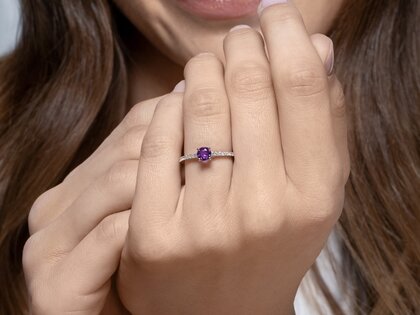 Geburtsstein-Ring Pure Colour Mai in 9K Weißgold mit Smaragd 0,50ct und Diamanten 0,26ct