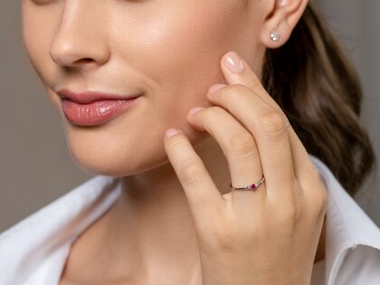 Geburtsstein-Ring Vivid Petite Januar in 14K Weißgold mit Granat 0,11ct und Diamanten 0,02ct