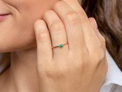 Geburtsstein-Ring Vivid Petite Mai in 9K Weißgold mit Smaragd 0,08ct und Diamanten 0,02ct