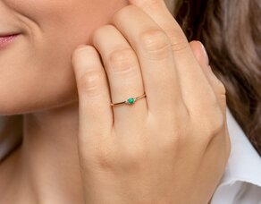Geburtsstein-Ring Vivid Petite Mai in 9K Weißgold mit Smaragd 0,08ct und Diamanten 0,02ct
