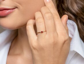 Geburtsstein-Ring Vivid Petite Juli in 9K Weißgold mit Rubin 0,11ct und Diamanten 0,02ct