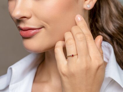 Geburtsstein-Ring Vivid Petite Juli in 9K Weißgold mit Rubin 0,11ct und Diamanten 0,02ct