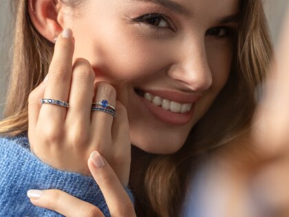 Verlobungsring Dusk mit Farbedelstein in 9K Weißgold mit Saphir 0,38ct