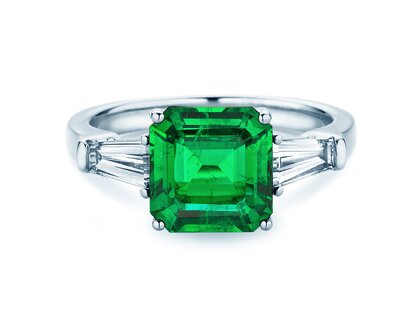 Verlobungsring Emerald Elegance in 9K Weißgold mit Smaragd 1,80ct und Diamanten 0,40ct