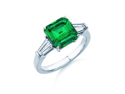 Verlobungsring Emerald Elegance in 9K Weißgold mit Smaragd 1,80ct und Diamanten 0,40ct