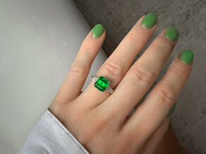 Verlobungsring Emerald Elegance in 9K Weißgold mit Smaragd 1,80ct und Diamanten 0,40ct