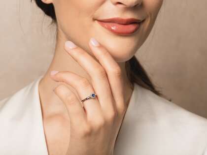 Verlobungsring Jolie Cross in 9K Weißgold mit Saphir 0,25ct und Diamanten 0,06ct