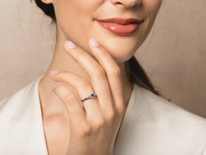 Verlobungsring Jolie Cross in 9K Weißgold mit Saphir 0,25ct und Diamanten 0,06ct
