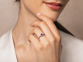 Verlobungsring Life in 14K Weißgold mit Saphir 0,60ct und Diamanten 0,03ct
