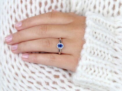 Verlobungsring Windsor in 14K Weißgold mit Saphir 0,60ct und Diamanten 0,12ct