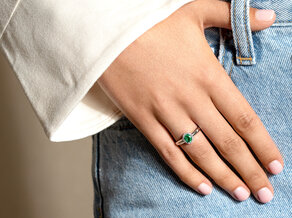 Verlobungsring Windsor in 9K Gelbgold mit Smaragd 0,60ct und Diamanten 0,12ct