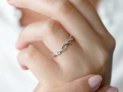 Verlobungsring Sparkling Curve in 14K Weißgold mit Diamanten 0,14ct G/SI