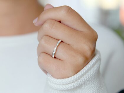 Verlobungsring V-Eternity in 14K Weißgold mit Diamanten 0,30ct G/SI