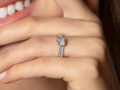 Verlobungsring Cushion Pavé in 14K Weißgold mit Diamanten 1,22ct G/SI