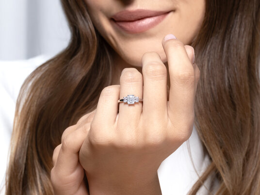Verlobungsring Emerald Eden in 14K Weißgold mit Labordiamanten 0,74ct E/VS