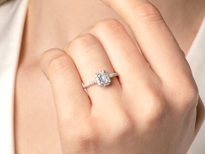 Verlobungsring Emerald Halo Pavé in 14K Weißgold mit Diamanten 0,75ct G/VS