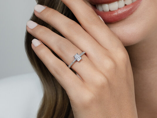 Verlobungsring Emerald Pavé in 9K Weißgold