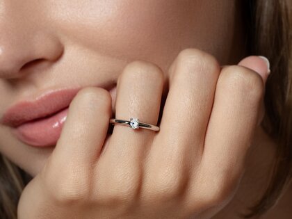 Verlobungsring Oval Clean in 14K Weißgold mit Diamant 0,16ct G/SI
