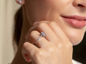 Verlobungsring Oval Hidden Halo Pavé in 9K Gelbgold mit Labordiamanten 0,50ct E/VS