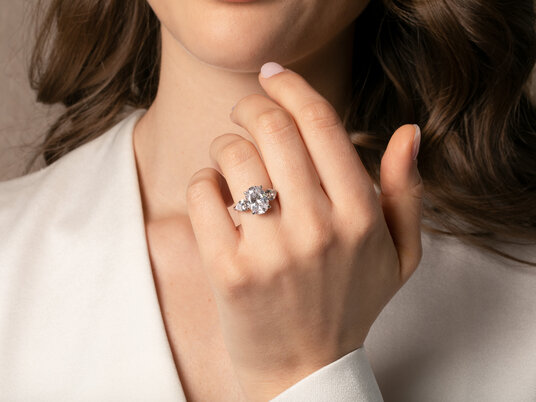 Verlobungsring Oval Pear Cut in Weißgold