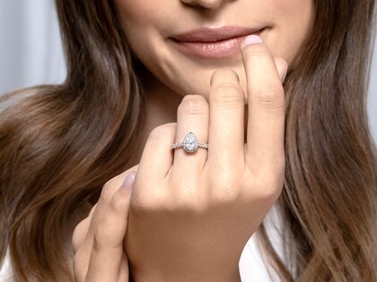 Verlobungsring Pear Halo Pavé in 9K Gelbgold mit Labordiamanten 0,58ct E/VS