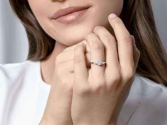 Verlobungsring Allure in 9K Weißgold mit Labordiamanten 0,41ct