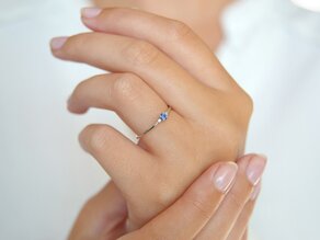 Verlobungsring Vivid Petite in 14K Weißgold mit Saphir 0,08ct und Diamanten 0,02ct