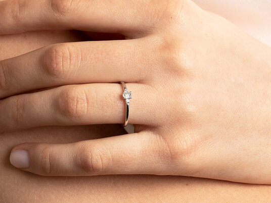 Verlobungsring Vivid Petite Emerald Cut